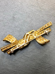 Broche de Diamantes Vintage de 14K con Forma de Cinta y Diseño Chopstick, 3.40cttw, Plata 925, Moissanita, Corte Redondo - Product Image 4