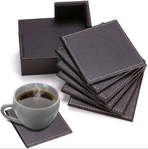 Juego de Posavasos Cuadrados de Cuero con Borde Cosido Blanco y Soporte para Tazas de Café - Product Image 1