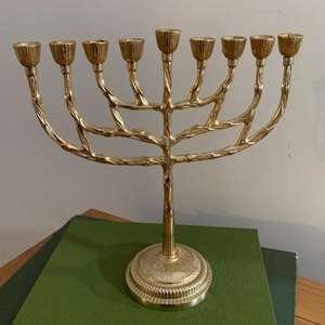 Candelabro de 7 brazos de latón con diseño floral, hecho a mano, para velas y menorah. - Product Image 3