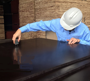 Contrachapado Pulido con Núcleo de Pino E1, Recubierto con Film Fenólico de Melamina, Ecológico e Impermeable, Reutilizable 10 Veces para Construcción A2 - Product Image 4