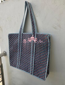 Bolso Tote Acolchado de Algodón Jaipuri, Ecológico, Hecho a Mano, con Estampado de Bloques, Asas a Rayas, Amplio, con Cordón Ajustable - Product Image 5