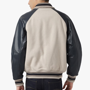 Blouson universitaire pour homme avec manches en cuir PU, corps beige, fermeture boutonnée, style décontracté universitaire, logo imprimé sur le devant, idéal pour l'automne - Product Image 2