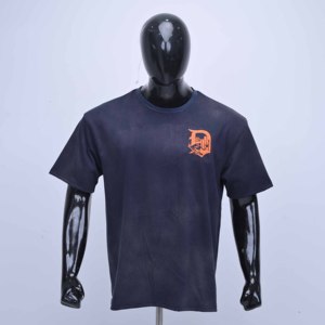 เสื้อยืดคอกลมสีน้ำเงินกรมท่าคุณภาพสูงสำหรับผู้ชาย พร้อมโลโก้ปักสีส้มด้านหน้าและด้านหลัง ทรงปกติ แขนสั้น ผ้าฝ้าย 100% - Product Image 1