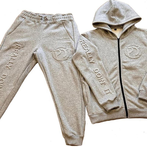 Ensemble de survêtement personnalisé en molleton technique brodé chenille pour homme, avec sweat à capuche et pantalon de jogging, grandes tailles, nom et numéros personnalisables - Product Image 1