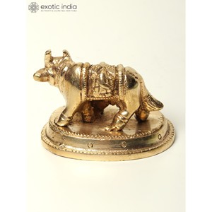 2 "hecho a mano pequeña vaca Kamadhenu con artículo de escultura de latón de becerro para decoración del hogar y Templo hecho en La India - Product Image 4