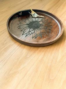 Bandeja Ovalada de Madera de Cerezo Grabada, Organizador para Sala de Estar o Entrada, Bandeja para Llaves, Bandeja Utilitaria con Diseño Rústico - Product Image 2