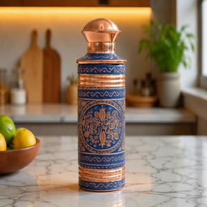 Botella de Agua de Cobre Hecha a Mano con Diseño Floral Azul Grabado, Botella Tradicional India para Beber, Vajilla Decorativa de Cobre para el Hogar - Product Image 1