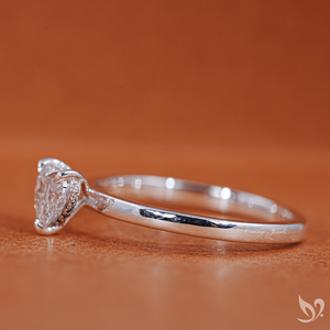 Anillo de Compromiso con Diamante de Laboratorio de 0.5ct en Forma de Corazón, Halo Oculto, Solitario, Certificado IGI en Oro Blanco de 10K - Product Image 2