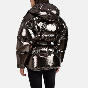 Chaqueta Acolchada de PU con Capucha y Cierre de Cinturón, Abrigo Impermeable de Invierno, Corte Regular, Estilo Casual, Exterior con Estampado de Lámina Negra - Product Image 3