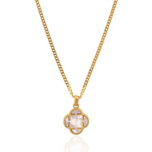 Pendentif Trèfle Rayé Vert Plaqué Or Rhodié avec Moissanite et Chaîne Curb Style Luxe - Product Image 1