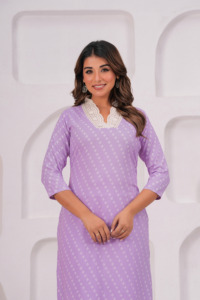 Elegante Conjunto de Kurti y Pantalón de Rayón para Mujer |   Conjunto de Kurta Morado Estampado de Corte Recto - Product Image 4