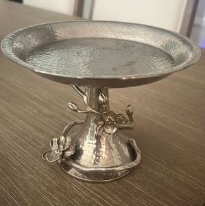 Soporte de dos niveles para tartas, de color blanco, con jaula de alambre dorado, disponible a precios de mayorista. - Product Image 5