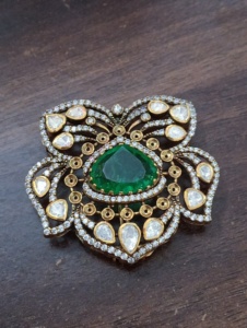 AMAIRA JEWELS Broche Chapado en Oro con Forma de Flor, Cristales Verdes con Corte de Pera, Accesorio de Joyería Unisex para Fiestas, Broche Hecho a Mano - Product Image 2