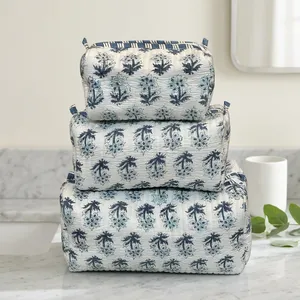 Grands sacs à cosmétiques vintage, trousse de toilette matelassée en coton, trousse de toilette artisanale imprimée au bloc, cadeaux pour demoiselles d'honneur, cadeau de fête - Product Image 1