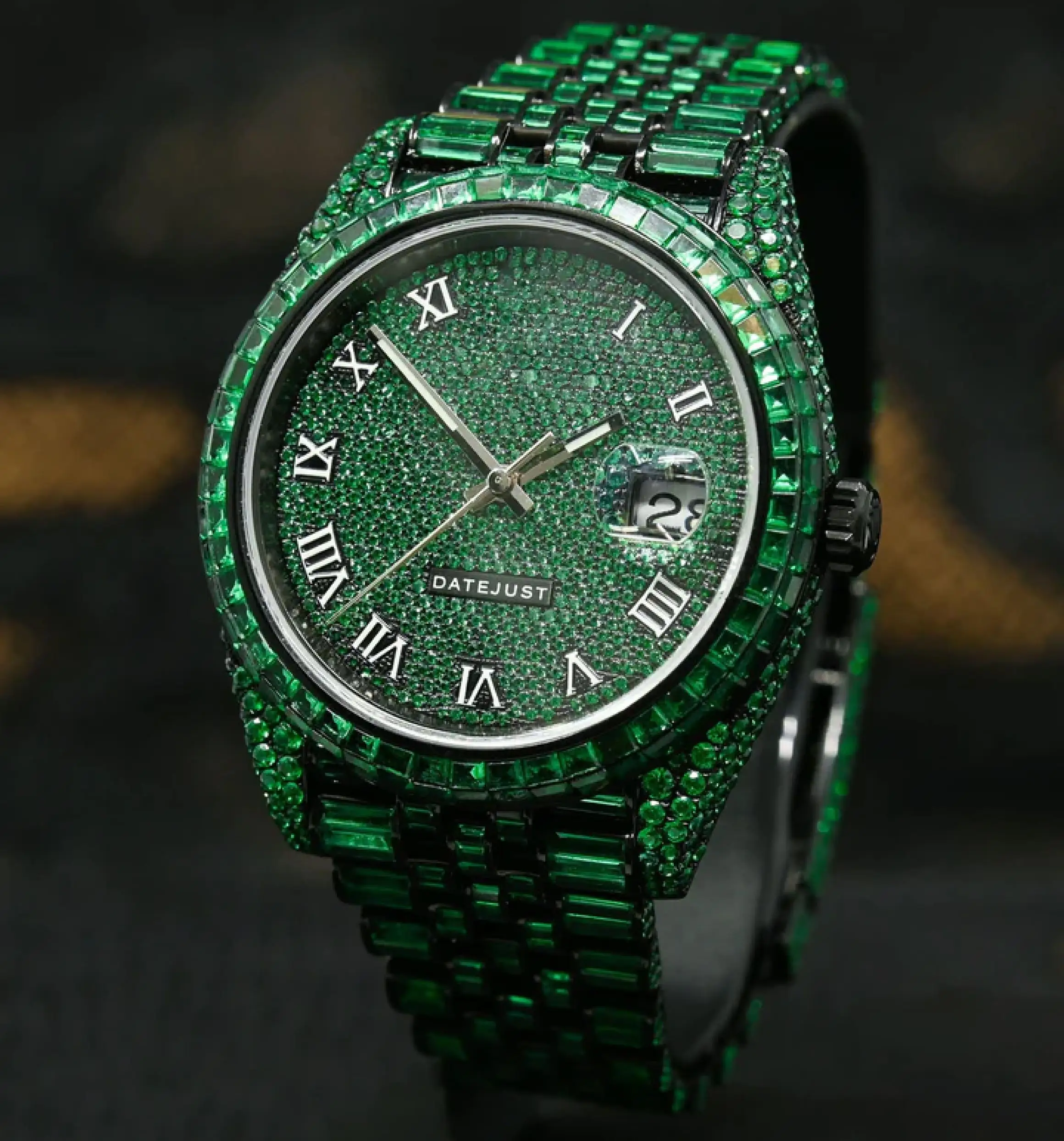 Lussuoso orologio smeraldo nero e verde con borchie di Moissanite ghiacciato guarda un orologio con diamanti da uomo in stile lusso in vendita da parte di esportatori indiani