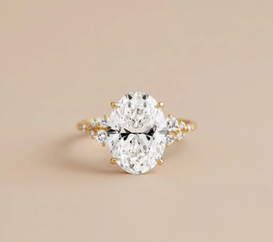 Bague de fiançailles solitaire en diamant taille ovale, or jaune 18 carats, sertissage à griffes, bijoux fins classiques pour femme - Product Image 1