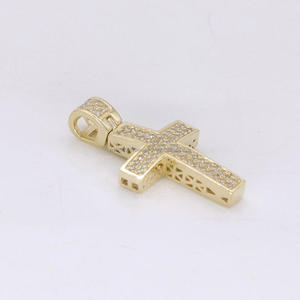 จี้ไม้กางเขนสีทองคลาสสิกพร้อมเพชร VVS ดูรายละเอียดหิน - Product Image 1