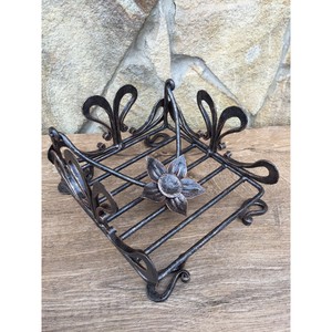 Porte-boîte à mouchoirs vintage en métal avec motif floral, support décoratif fait main - Product Image 1