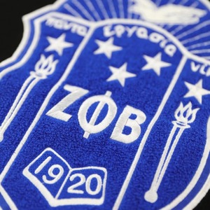 Pull en laine et acrylique noir à col en V Zeta Phi Beta avec broderie des lettres grecques ZPB, bordure côtelée, vêtement en maille premium pour femme - Product Image 5