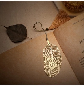 Marcapáginas de metal dorado hecho a mano con diseño floral de hojas, regalo para amantes de los libros, profesores, lectores, marcapáginas con temática animal para lectores. - Product Image 1