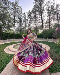 ชุดเลเฮนกาโชลีสีดำหลากสีพิเศษสำหรับงานนวราตรี งานปักกระจกแท้ ผ้ามัสลินคอตตอน สำหรับงานการ์บา ดันดียา งานปาร์ตี้ แห้งเร็ว ดีไซน์เนอร์ - Product Image 3