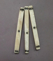 Dés en os de buffle de haute qualité, faits à la main, écologiques, au toucher naturel, couleur naturelle, 4 faces, design personnalisé, poli, style animalier artistique