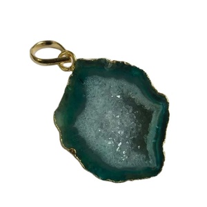 Collier pendentif en pierre d'agate naturelle à la mode avec chaîne à maillons et lunette plaquée or et argent pour les occasions cadeaux - Product Image 3