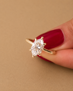 Anillo de Compromiso con Diamante Cultivado en Laboratorio de Corte Marquesa de 2.8 Quilates, Halo Oculto y Corte Catedral en Oro de 14K - Product Image 4