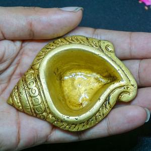 Lampe à huile moderne en laiton en forme de tige, faite à la main, légère, pour la décoration des temples et des maisons, idéale pour les festivals indiens, vente en gros - Product Image 3