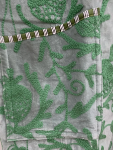 เสื้อคลุมกิโมโนสีเขียวเซจ งานฝีมือสไตล์ซูซานี ผ้ากำมะหยี่ยาว ตกแต่งด้วยลายปักดอกไม้สไตล์โบฮีเมียนสำหรับผู้หญิง - Product Image 5