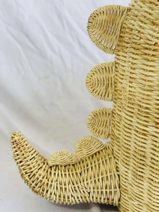 Foto tomada en el taller - Cesta de almacenamiento infantil con forma de cocodrilo, tejida con ratán natural. - Product Image 4