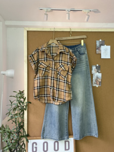 Chemisier d'été décontracté à carreaux pour femme L842, coupe ample et oversize, à manches courtes, boutonné, avec poches à rabat - Product Image 4