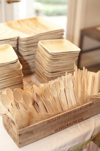 Fourchettes jetables en bois de bouleau naturel de 155 mm pour cafétérias et services de repas scolaires, idéales pour les aliments sains et les barres à salades - Product Image 1