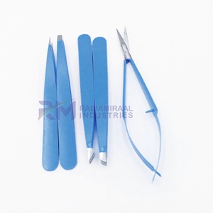 Pinzas para cejas RMI con recubrimiento en polvo azul y punta plateada, de acero inoxidable, con punta inclinada, ligeras y clásicas. - Product Image 1
