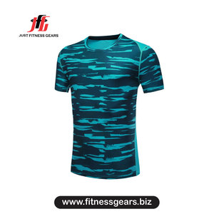Camiseta deportiva de poliéster de manga corta para hombre, con estampado de camuflaje, de secado rápido, corte ajustado y cuello redondo. - Product Image 1