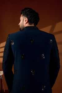 Sherwani Indo-Occidental de Lujo en Mezcla de Seda Azul Prusia con Cuentas Hechas a Mano y Motivos Florales para Vestimenta Formal - Product Image 6