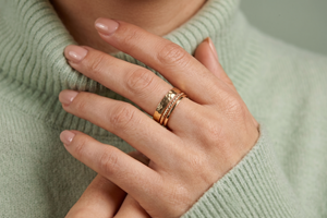 Ensemble de bagues empilables en or 14 carats texturé martelé de luxe, bijoux minimalistes de créateur pour femmes, vente en gros - Product Image 6