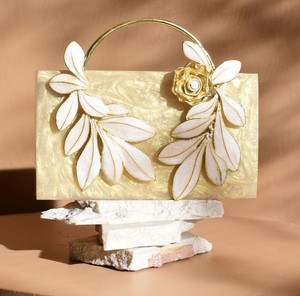 Pochette de soirée en résine époxy artisanale personnalisée avec poignée florale en métal pour événements, fêtes, sac à main chic et tendance - Product Image 1