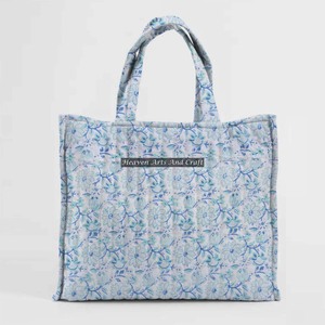 Sac fourre-tout en coton matelassé carré matelassé avec deux poignées recyclable et réutilisable avec impression de blocs à la main personnalisé écologique - Product Image 1