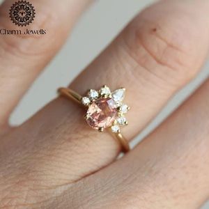 แหวนมอสซาไนต์ชุบทอง 18K สำหรับผู้หญิงจาก Charm_Jewells รูปทรงดอกไม้ ประดับเพชรแบบหนามเตย คลาสสิก ได้รับการรับรองจาก IGI น้ำหนัก 3 กรัม แหวนโรแมนติก - Product Image 3