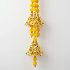 Décoration murale traditionnelle perlée avec clochettes dorées aux couleurs rose, jaune, orange et vert pour la décoration intérieure de Diwali - Product Image 5