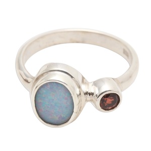 Anillo de Ópalo y Granate Hecho a Mano, Plata de Ley 925, Anillo de Compromiso Minimalista con Promesa de Amor para Mujer - Product Image 1