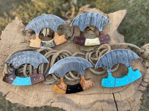 Cuchillo ULU de Alaska hecho en acero de Damasco con funda de cuero, ideal para picar y cortar. - Product Image 2