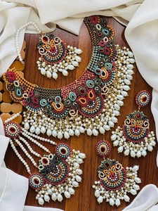 สร้อยคอทองคำอัฟกันสุดหรู ประดับจี้รูปวงกลมประดับด้วยหินสีขาว พร้อมคริสตัลสีเขียวมรกตตรงกลาง - Product Image 2