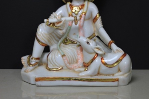 Nirmala Handicrafts - Estatua de Resina Hecha a Mano con Polvo de Mármol del Calf de Lord Krishna |   Ídolo Sagrado de Vaca con Krishna Sentado tocando la Flauta - Product Image 5