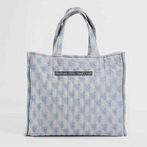 Sac fourre-tout matelassé imprimé à la main tendance Printemps/Été 2026, grand sac à bandoulière matelassé imprimé polyvalent pour femme - Product Image 1