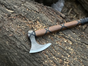Hacha vikinga hecha a mano con cabeza de acero de alto carbono y mango de madera dura, con empuñadura forrada en cuero, forjada a mano, de grado industrial y para bricolaje. - Product Image 2