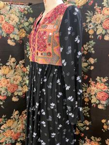 Vestido largo afgano con bordados elaborados, detalle floral intrincado en el cuerpo, falda acampanada de longitud completa y estilo tribal tradicional. - Product Image 2