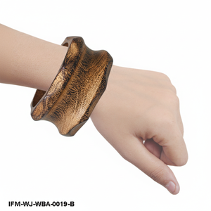 Bracelet manchette en bois sculpté artisanal large et épais, style vintage antique, grain naturel, pour femme - Product Image 6