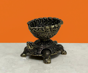Lampe à huile Diya en laiton sculptée à la main en forme de tortue, décorative pour la maison, le temple et les fêtes - Product Image 3